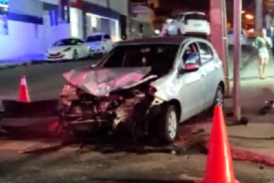 Avenida Siqueira Campos Batida Entre Dois Carros Chama A Aten O Na